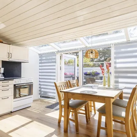 2 Person In Strand-by Traum