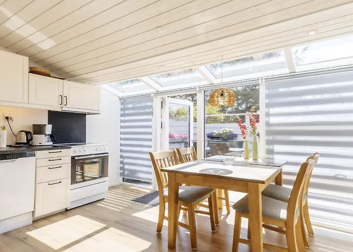 2 Person In Strand-by Traum